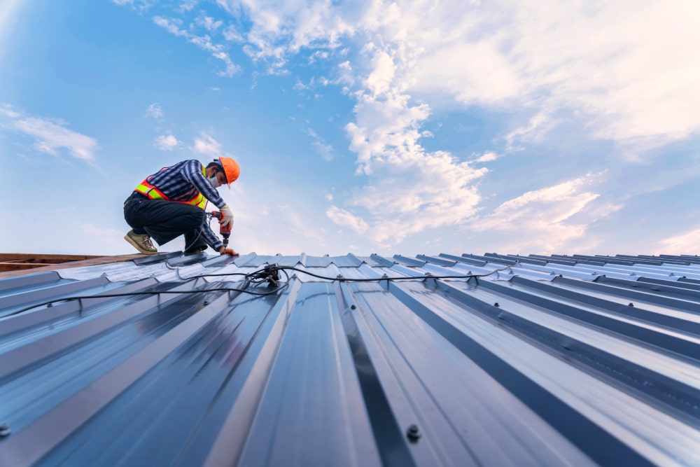 ROOF DESIGN min worker on top of roof using a drill